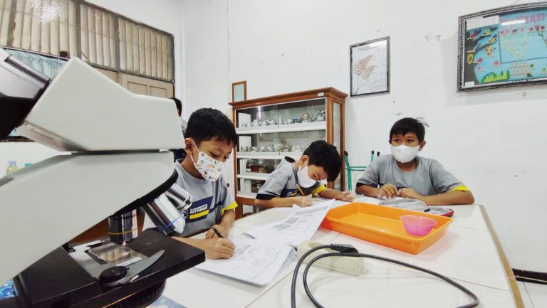 Sains Club SD Muh PK Kottabarat Belajar Mikroskop Binokuler di ...